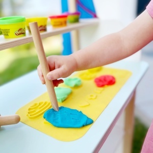 Set creativ pentru copii roba x Play-Doh - 3D-Mat, unelte din lemn FSC, 6 culori - Img 6