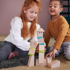 Set de Constructie HABA Schiefe Turme, 13 Piese, 6 Keile Colorate - Img 6