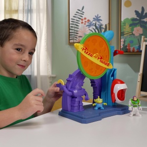 Set de joaca Fisher-Price Imaginext Toy Story Pizza Planet cu Buzz Lightyear si alieni - Img 2