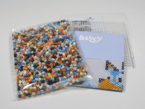 Set Hama Perlen 7977 cu 2000 Perle Colorate, 5 mm, Motiv Bluey - Img 2