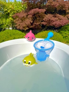 Set jucarii baie ODS 48822 Baby Shark cu plasa PVC moale 3 figurine - Img 2