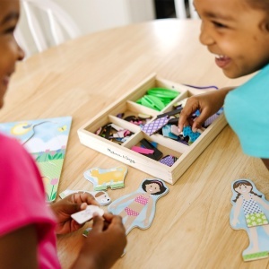 Set magnetic de papusi din lemn Melissa Doug - 78 accesorii, cu suport si cutie de depozitare - Img 7