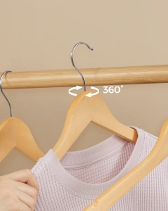 SONGMICS Umerase din lemn set de 30 cuier din lemn masiv crestaturi in zona umerilor punte antiderapanta pentru pantaloni carlig rotativ la 360deg pen - Img 7