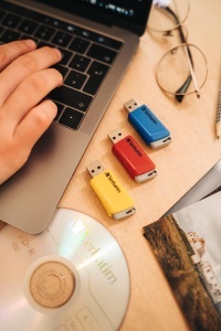 Stick USB Verbatim Store n Click 16GB, USB 3.2 Gen 1, Culoare Rosu, Albastru, Galben - Img 2