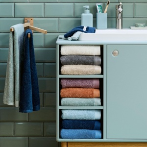 TOM TAILOR Prosop, set de 2, 50 x 100 cm, 100% bumbac/carpa terry, cu cuier si eticheta cu logo, PROSOP DE BAIE COLOR Albastru (Bleumarin inchis) - Img 4