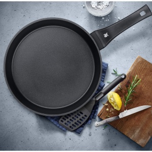 WMF Permadur Premium Tigaie Inductie 20 cm, Acoperita cu Aluminiu, Maner din Plastic cu Ignifug - Img 2