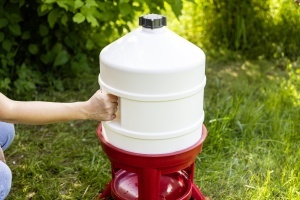 Adapatoare automata pentru pasari Kerbl 70233, 30 litri, plastic rosualb - Img 5