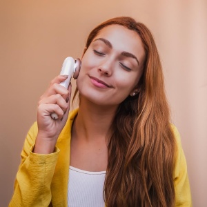 Aparat de masaj facial Cecotec Bamba FaceCare LightSonic, 3 moduri, tehnologie ionica, tehnologie EMS de electrostimulare, 5 niveluri de intensitate, ecran LCD, 60 de minute de viata a bateriei - Img 7