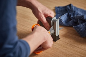 Ascutitor pentru Foarfeci Fiskars 1005137, Culoare NegruGri, Design Ergonomic - Img 4