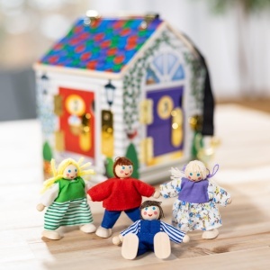 Casuta din lemn pentru copii Melissa Doug, cu sonerii, 4 figurine, multicolor - Img 9
