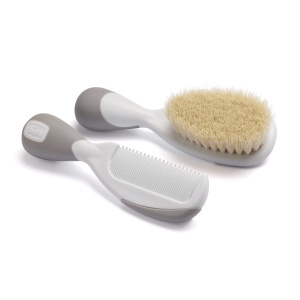 Chicco - Set de igiena de calatorie pentru copii, 6 piese, perie si pieptene, manusa de burete, foarfece cu varfuri rotunjite, taietor de unghii si pile de unghii USA. - Img 3