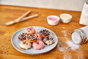 Cloer 6121 Donut Maker pentru 6 mini gogosi sau covrigi acoperire antiaderenta indicator luminos rosu depozitare cu economie de spatiu infasurator de  - Img 8