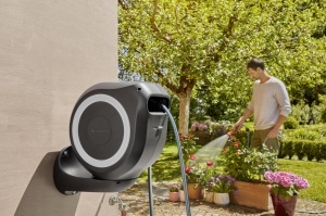 Cutie de furtun de perete Gardena RollUp M 20 m: Irigare flexibila pentru gradini de dimensiuni medii, tambur de furtun pivotant, cu suport de perete, piese de sistem si pulverizator incl. furtun Gardena de 20 m (18612-20) - Img 3