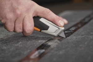 Cutit universal Fiskars CarbonMax cu lama retractabila, 17,7 cm, negruorange - Img 11