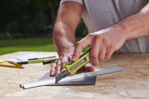 Cutter Ryobi RSK18, lama retractabila 18 mm, design ergonomic - Img 3