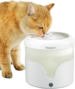 Fantana Panasonic CP-JNW01CW pentru animale de companie, Fantana de apa pentru pisici si caini mici si mijlocii, capacitate de 1,9 litri, filtru cu 4 straturi, silentios, doua moduri de fantana, alb