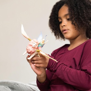 Figurina Schleich Bayala, Zana pe Leu Zburator, Detalii Aurii, 5-12 ani - Img 7