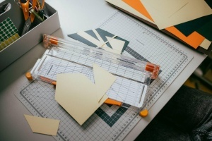 Fiskars Papierschneider SureCut 1077799 A4 AlbPortocaliu Capacitate 10 Foi - Img 4