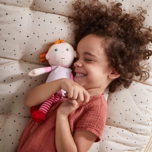 HABA Cuddly Doll Roya - Papusa moale de carpa 25 cm ideala pentru bebelusi si copii mici - lavabila la 30 degC de la 6 luni - 1303730001 - Img 3