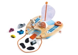 Hape Bens Catamaran - Set de joaca ecologic cu barca solara si accesorii pentru copii 3