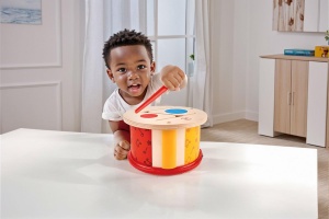 Hape Doppelseitige Holztrommel pentru copii suprafete multiple lemn durabil - Img 3
