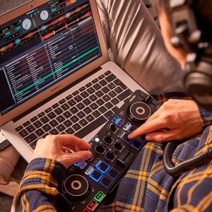 Hercules DJControl Starlight - Controler portabil USB DJ cu 2 punte cu 8 pad-uri, software Serato DJ Lite, pentru PC si MAC - Img 3
