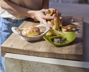 Joseph Joseph Nest Press 2-in-1 Taietor si Decojitor Mere si Cartofi Lame Inox Compact - Img 7