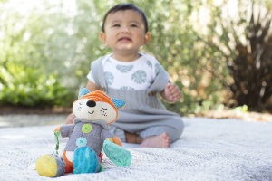 Jucarie senzoriala Infantino Go Gaga Playtime Pal Fox cu inel gingival si zornaitoare pentru bebelusi - Img 3