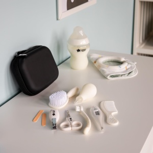 Kit de ingrijire pentru bebelusi Tommee Tippee, 9x elemente esentiale pentru nou-nascuti pentru casa si in deplasare, carcasa de calatorie stergatoare si impermeabila (designul poate varia) - Img 6