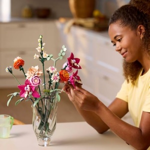LEGO Botanicals Set 10342 Buchet de Flori Roz pentru Decor Creativ - Img 10