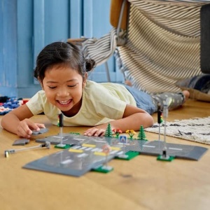 LEGO City Road Intersectie cu semafoare Straluceste in intuneric set de constructie 60304 - Img 2