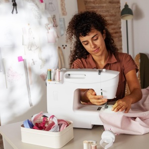Masina de cusut Cecotec, 66 cusaturi, nivel mediu, BelleCouture 6600, butoniera in 4 trepte, schimbare rapida a piciorului presor, lumina LED, brat liber si spatiu de depozitare, kit de accesorii - Img 9