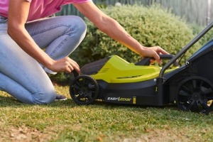 Masina de tuns iarba cu acumulator RYOBI 18 V ONE+ OLM1833B (latime de taiere 33 cm, reglare inaltime de 5 ori 25-65 mm, maner pliabil, inclusiv pana de mulcire, sac de colectare a ierbii de 35 l, fara baterie si incarcator in cutie) - Img 2