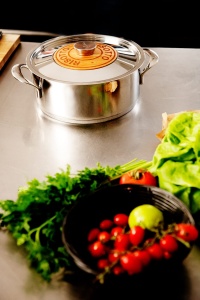 Lagostina Emozione Pastaiola Couvercle avec Insert en Bois de Cerisier 20 cm, Marmite Induction et Gaz en Acier Inoxydable 18/10 et Bois, Fond Lagotherm Triple Couche et Larges Poignées Soudées
