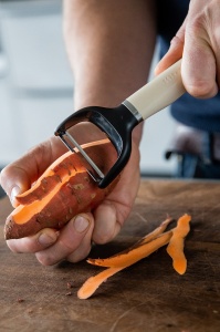 Peeler KitchenAid Y, inox, cu maner ergonomic, culoare Almond Creme - Img 7