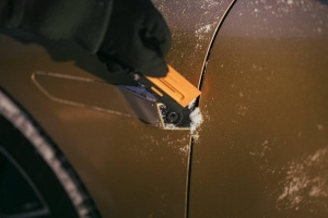 Perie auto pentru zapada si racleta Fiskars Solid 47 cm, negru-portocaliu, cu margini dure si moi - Img 6