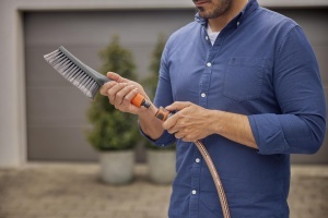 Perie de curatat Gardena Cleansystem Handburste S Soft, cu maner ergonomic si control al fluxului de apa - Img 3