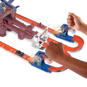 Pista de Curse Hot Wheels RacerVerse Spider-Man si Black Panther, cu 2 Masini Die-Cast - Img 3