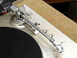Platanser Denon DP-300 F cu Riemenantrieb, Integrierat Vorverstarker, Argintiu - Img 4