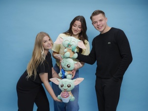 Plush Grogu cu Macaroon 25 cm Disney Star Wars, material moale, design detaliat - Img 3