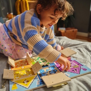 Puzzle educativ Melissa Doug - Ursulet cu abilitati de imbracare, 6 piese, din lemn - Img 5