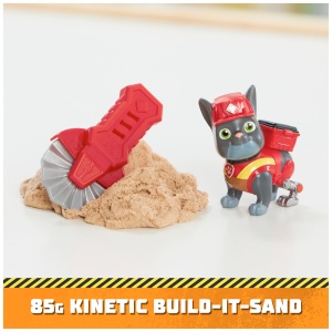 Rubble & Crew - Set de figurine de actiune cu figurine de caine Charger & Wheeler, 2 jucarii de constructie si 85g Kinetic Sand Build-it-Sand, jucarii potrivite pentru copiii de la 3 ani si mai mari - Img 5
