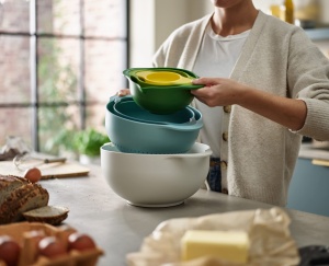 Set compact de pregatire a alimentelor Joseph Joseph Duo din 6 piese cu boluri, cani de masurare si strecuratoare, multicolor - Img 5