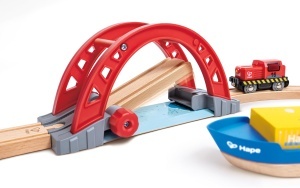 Set de joaca Hape Bahn- und Seefracht - Tren din lemn cu macara si vapor pentru copii 3 - Img 6