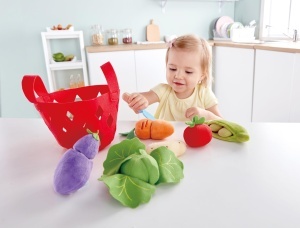 Set de Joaca Hape Gemusekorbchen 8 Piese Legume din Material Textil cu Accesorii pentru Bucatarie - Img 3