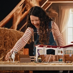 Set de Joaca Schleich Horse Club - Reithalle Peppertree 42639, 179 Piese, pentru Copii de la 5 Ani - Img 2