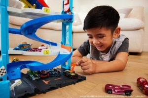 Set de Pista Hot Wheels City 2-in-1 cu 1 Masinuta, Turn de Curse, 66 cm - Img 2