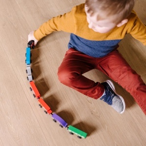 Set de tren din lemn Melissa Doug 8 piese, cu cuplaje magnetice, 8 cm - Img 9
