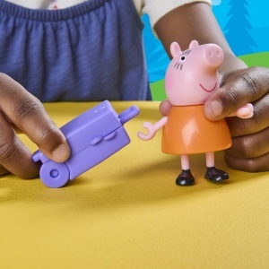 Set Figurine Peppa Pig - Peppa pe Drumuri, 5 Figurine si Accesorii, pentru Copii 3 - Img 8