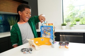 Set Fingerboard Hot Wheels Skate Tony Hawk cu 1 Tabla Exclusiva si 1 Pereche de Pantofi - Img 2